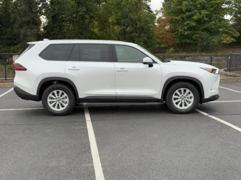 Photos of 2026 Toyota Grand Highlander XLE for sale in Ballwin, MO at Jay Wolfe Toyota of West County