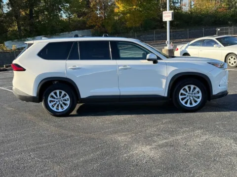 Photos of 2024 Toyota Grand Highlander XLE for sale in Ballwin, MO at Jay Wolfe Toyota of West County