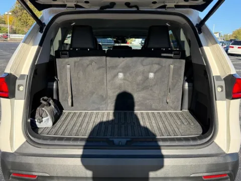 More photos of 2024 Toyota Grand Highlander XLE at Jay Wolfe Toyota of West County, MO