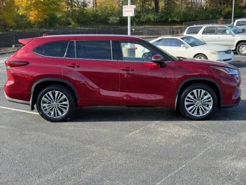 Photos of 2023 Toyota Highlander Platinum for sale in Ballwin, MO at Jay Wolfe Toyota of West County