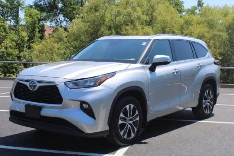 Silver 2022 Toyota Highlander XLE for sale in Ballwin, MO