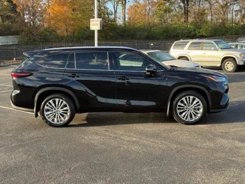 Photos of 2025 Toyota Highlander Platinum for sale in Ballwin, MO at Jay Wolfe Toyota of West County