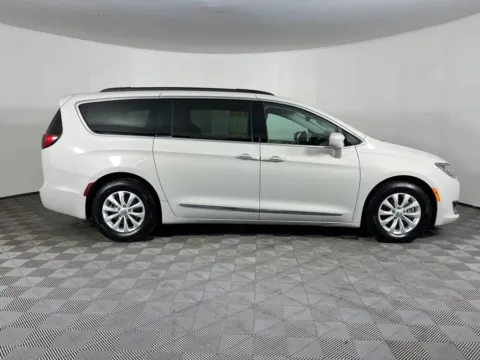 More photos of 2017 Chrysler Pacifica Touring L at Bud Clary Subaru Longview, WA