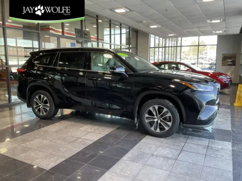 Black 2021 Toyota Highlander XLE for sale in Kansas City, MO