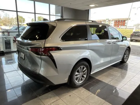 More photos of 2022 Toyota Sienna XLE at Jay Wolfe Toyota, MO