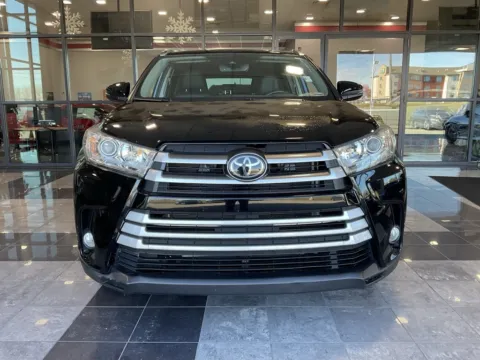 Photos of 2019 Toyota Highlander XLE for sale in Kansas City, MO at Jay Wolfe Toyota