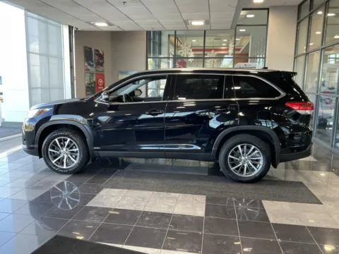 More photos of 2019 Toyota Highlander XLE at Jay Wolfe Toyota, MO
