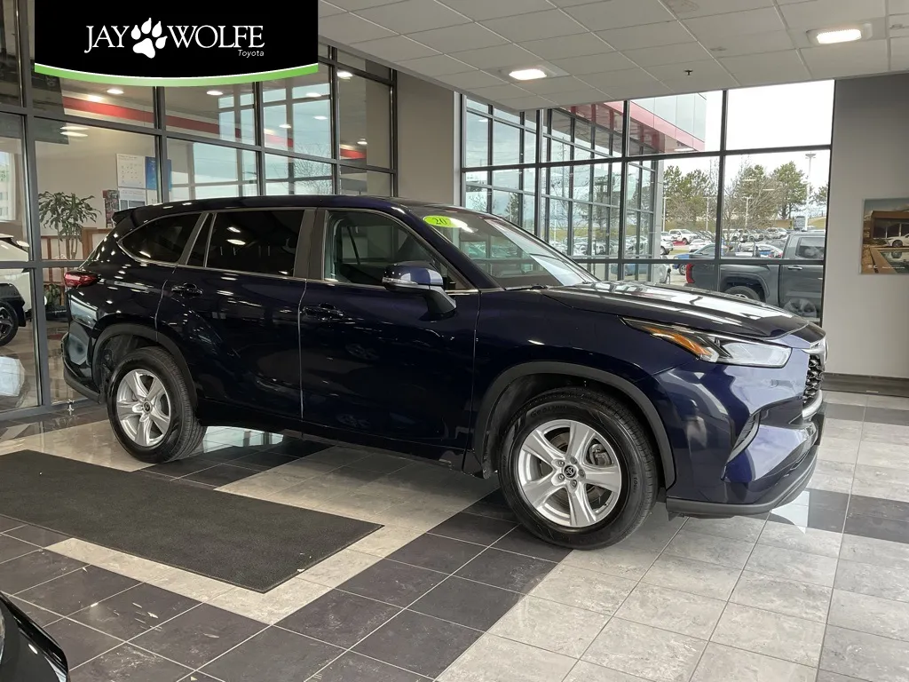 Gray 2023 Toyota Highlander L for sale in Kansas City, MO