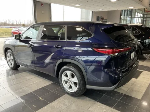 More photos of 2023 Toyota Highlander L at Jay Wolfe Toyota, MO
