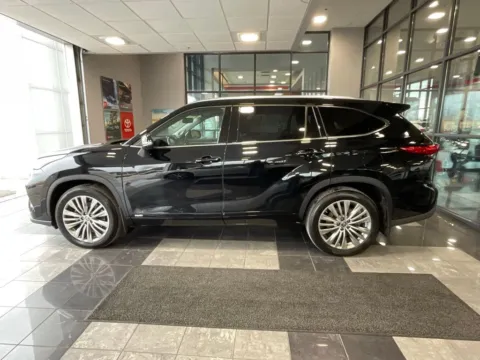 More photos of 2022 Toyota Highlander Hybrid Platinum at Jay Wolfe Toyota, MO