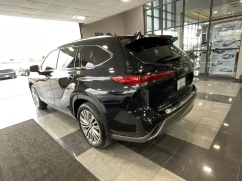 More photos of 2022 Toyota Highlander Hybrid Platinum at Jay Wolfe Toyota, MO