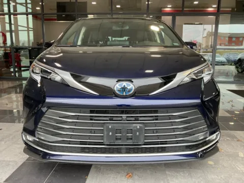 Photos of 2022 Toyota Sienna Platinum for sale in Kansas City, MO at Jay Wolfe Toyota