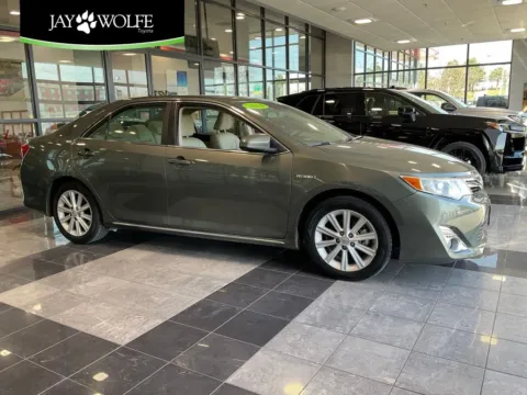 Green 2014 Toyota Camry Hybrid XLE for sale in Kansas City, MO