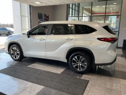 More photos of 2023 Toyota Highlander XLE at Jay Wolfe Toyota, MO