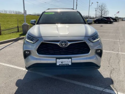 Photos of 2021 Toyota Highlander Hybrid Limited for sale in Kansas City, MO at Jay Wolfe Toyota