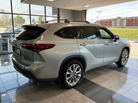 More photos of 2021 Toyota Highlander Hybrid Limited at Jay Wolfe Toyota, MO