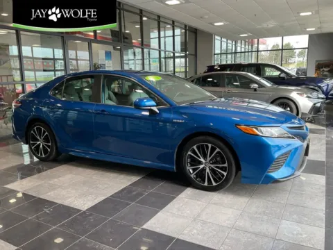 Blue 2020 Toyota Camry Hybrid SE for sale in Kansas City, MO