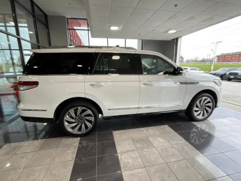 More photos of 2023 Lincoln Navigator Reserve at Jay Wolfe Toyota, MO