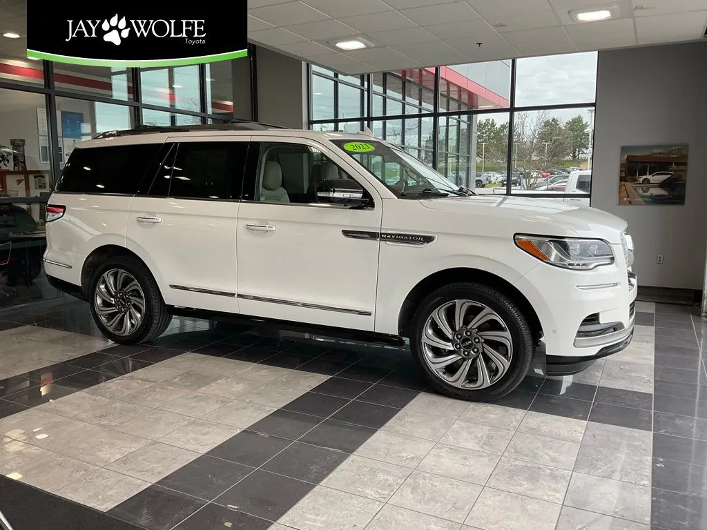 White 2023 Lincoln Navigator Reserve for sale in Kansas City, MO