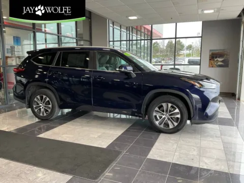 Blue 2023 Toyota Highlander Hybrid XLE for sale in Kansas City, MO