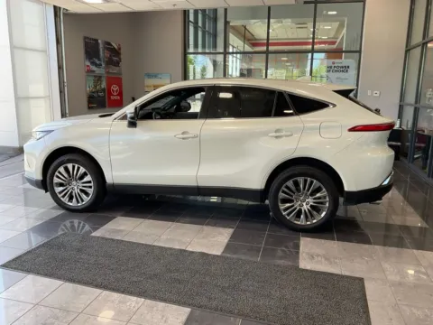 More photos of 2022 Toyota Venza Limited at Jay Wolfe Toyota, MO