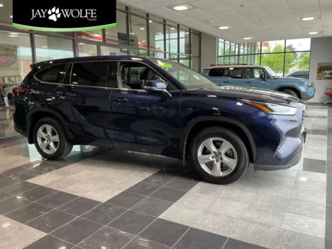 Blue 2021 Toyota Highlander LE for sale in Kansas City, MO