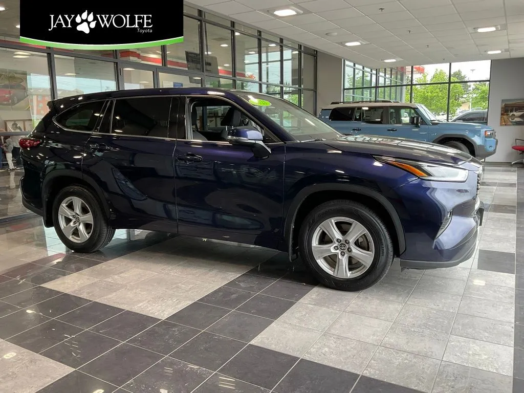 Blue 2021 Toyota Highlander LE for sale in Kansas City, MO