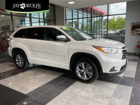 White 2016 Toyota Highlander LE Plus V6 for sale in Kansas City, MO