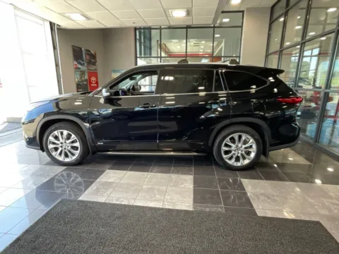 More photos of 2023 Toyota Highlander Hybrid Limited at Jay Wolfe Toyota, MO