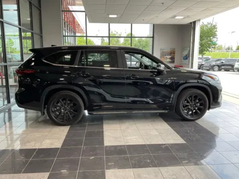More photos of 2026 Toyota Highlander XLE at Jay Wolfe Toyota, MO