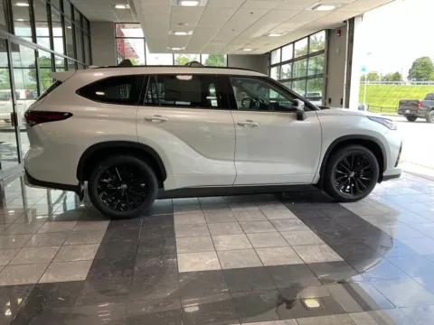 More photos of 2026 Toyota Highlander XSE at Jay Wolfe Toyota, MO