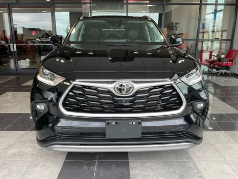 Photos of 2023 Toyota Highlander Platinum for sale in Kansas City, MO at Jay Wolfe Toyota