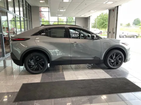 More photos of 2026 Toyota C-HR SE at Jay Wolfe Toyota, MO