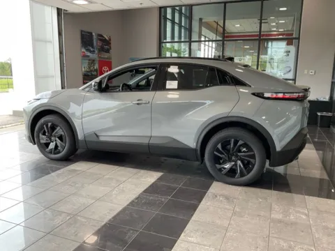 More photos of 2026 Toyota C-HR SE at Jay Wolfe Toyota, MO