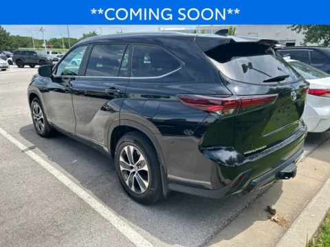 More photos of 2024 Toyota Highlander XLE at Jay Wolfe Toyota, MO