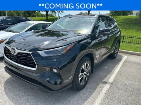 Black 2024 Toyota Highlander XLE for sale in Kansas City, MO
