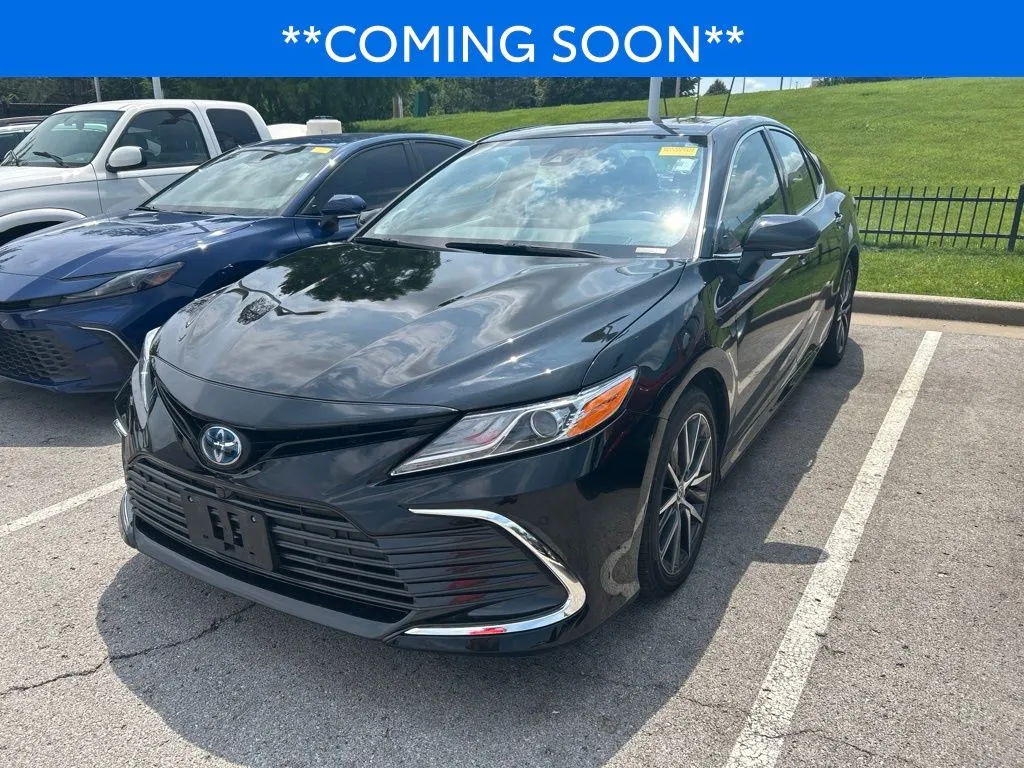 Black 2024 Toyota Camry Hybrid XLE for sale in Kansas City, MO