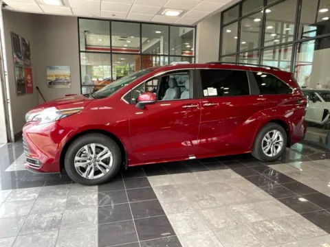 Another view of 2026 Toyota Sienna XLE for sale in Kansas City, MO at Jay Wolfe Toyota