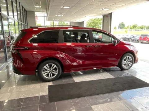 More photos of 2026 Toyota Sienna XLE at Jay Wolfe Toyota, MO
