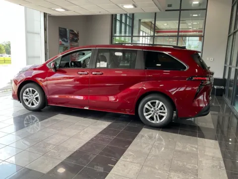 More photos of 2026 Toyota Sienna XLE at Jay Wolfe Toyota, MO