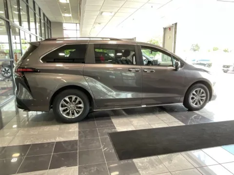More photos of 2024 Toyota Sienna XLE at Jay Wolfe Toyota, MO
