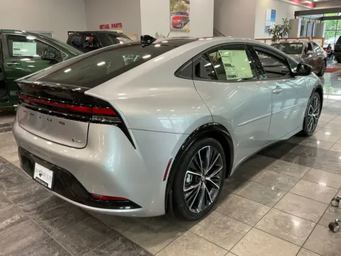 More photos of 2027 Toyota Prius XLE at Jay Wolfe Toyota, MO