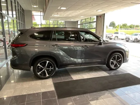 More photos of 2023 Toyota Highlander XSE at Jay Wolfe Toyota, MO