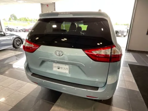 More photos of 2017 Toyota Sienna XLE Premium at Jay Wolfe Toyota, MO