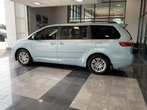 More photos of 2017 Toyota Sienna XLE Premium at Jay Wolfe Toyota, MO