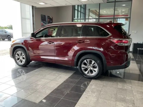 More photos of 2015 Toyota Highlander XLE V6 at Jay Wolfe Toyota, MO