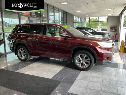 Red 2015 Toyota Highlander XLE V6 for sale in Kansas City, MO