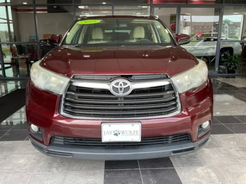 Photos of 2015 Toyota Highlander XLE V6 for sale in Kansas City, MO at Jay Wolfe Toyota