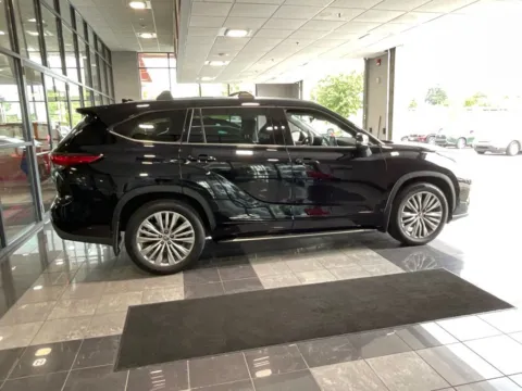 More photos of 2022 Toyota Highlander Platinum at Jay Wolfe Toyota, MO