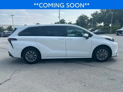 More photos of 2025 Toyota Sienna LE at Jay Wolfe Toyota, MO